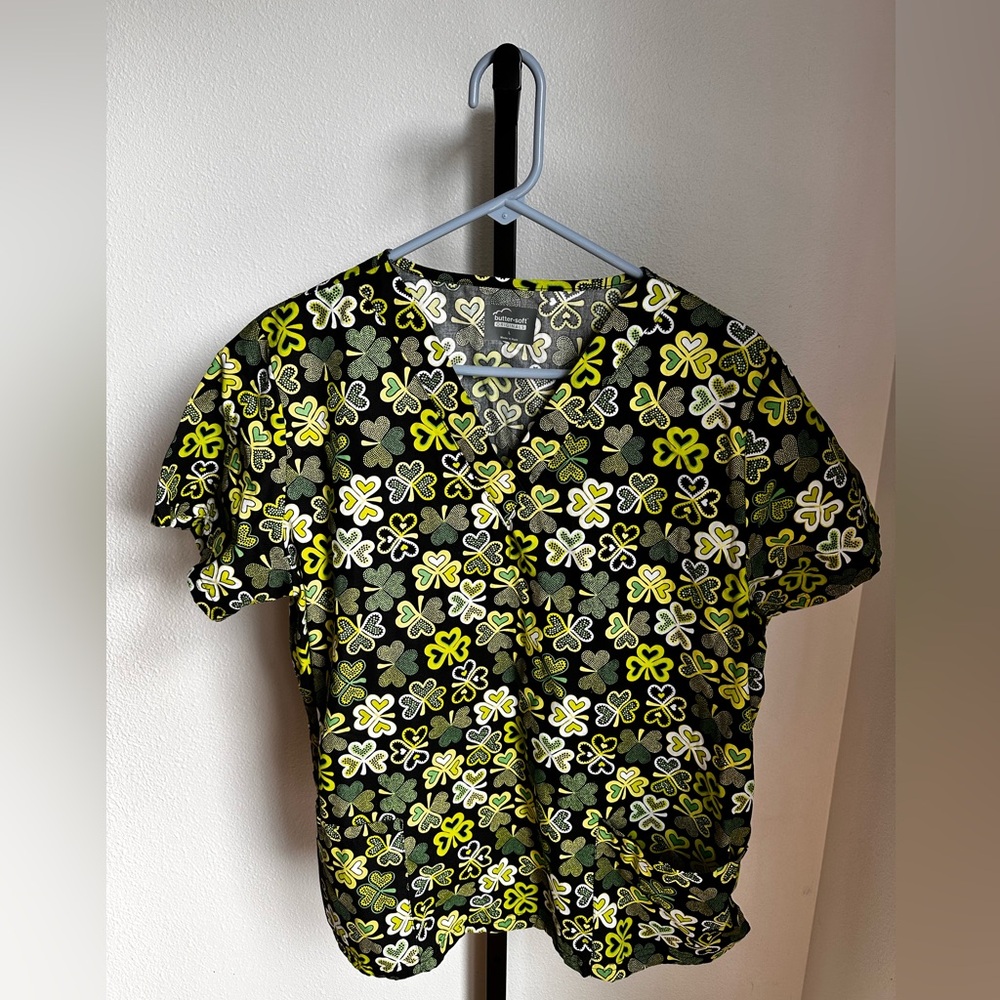 Buttersoft originals size large st Patrick scrub shirt